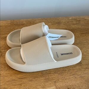 Cushionaire Men’s Beige Slide Sandals